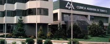 Médico especialista revisando imágenes diagnósticas de alta resolución en una sala de imagenología moderna dentro de la Clínica Alemana de Temuco