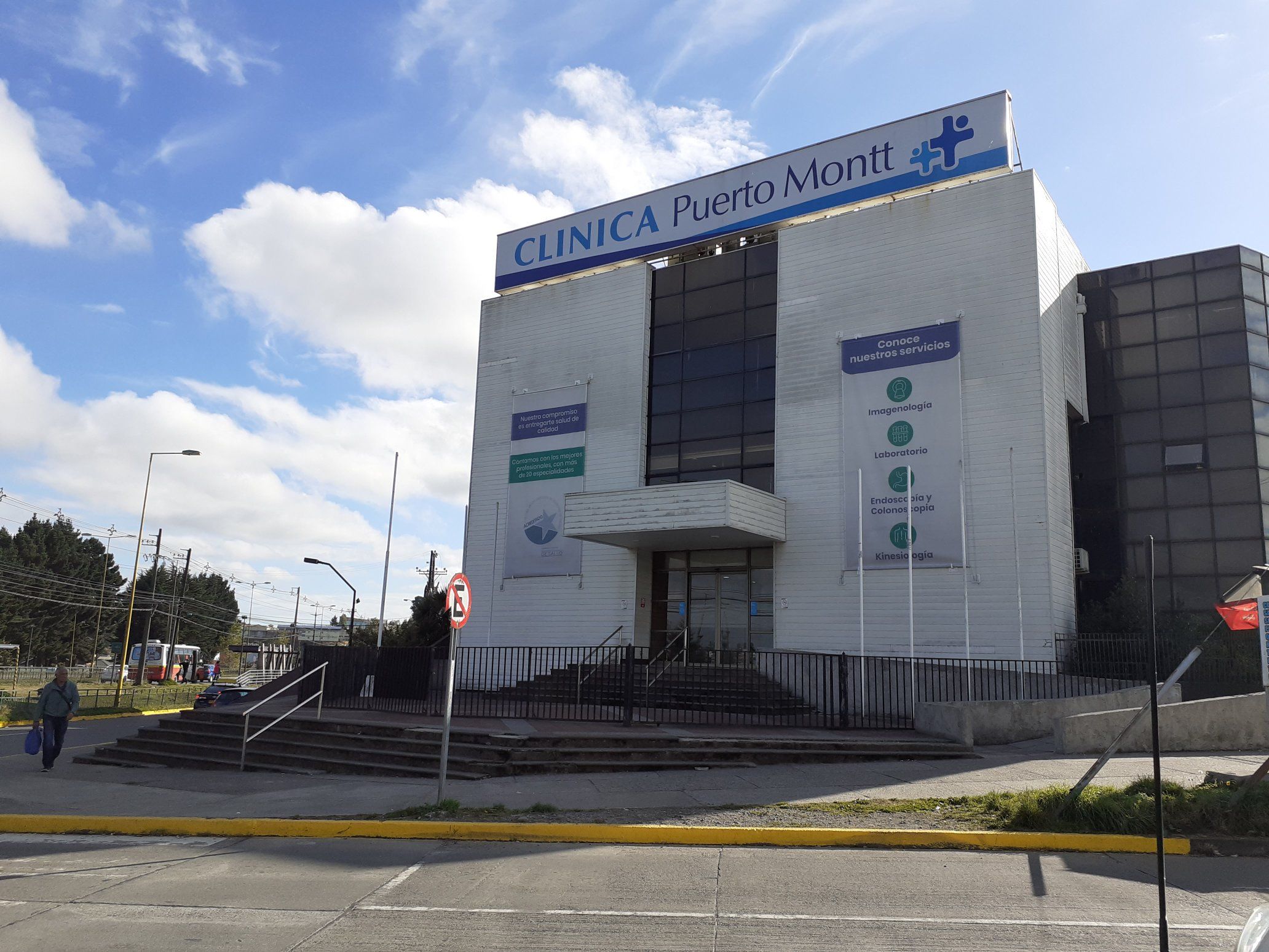 Médico especialista revisando resultados de exámenes con un paciente en consulta clínica en Puerto Montt, Región de Los Lagos