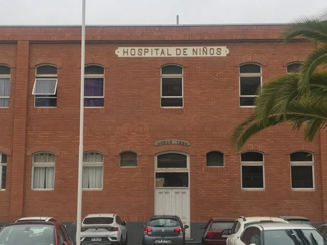 Pediatra examinando a un niño pequeño en una consulta médica privada en Viña del Mar