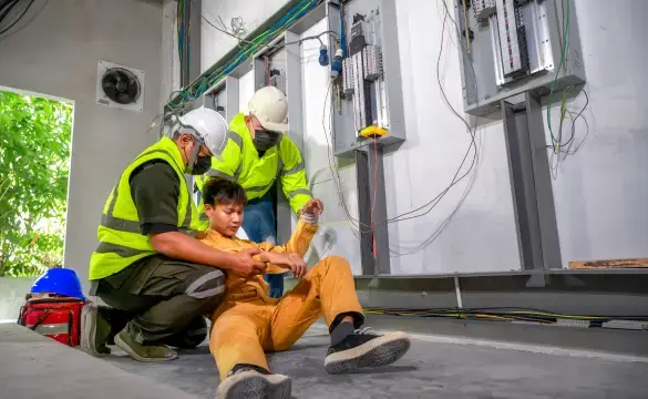 Técnico revisando turbinas eólicas
