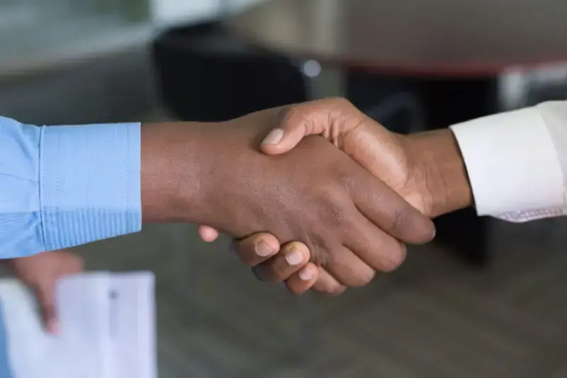 Consultores reunidos en una sala de reuniones